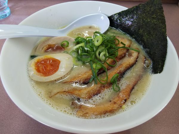 「なつ　＋なつ盛り（チャーシュー２枚と味玉半分）」@らぁめん 椰斗の写真