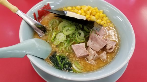「特製味噌ラーメン　コーン　バター　コロチャートッピング」@山岡家 松本店の写真