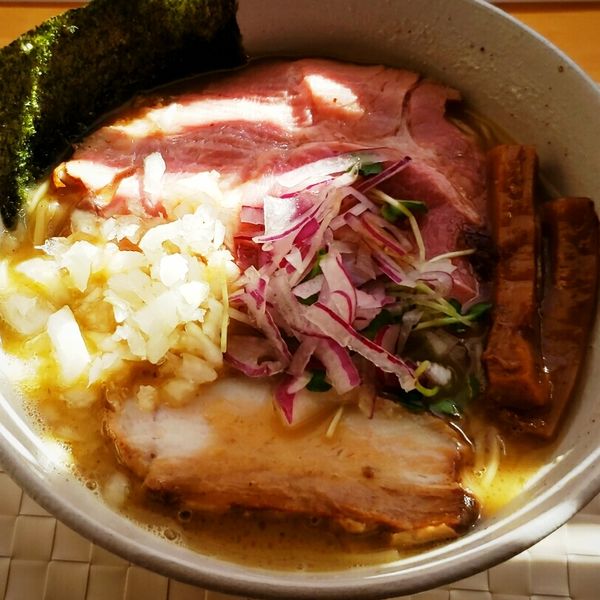 「ＴＲＩＯソバ（正油） ８００円」@らーめん 和なり TRIOの写真