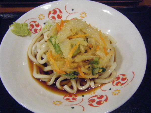 「冷やしかき揚げうどん」@いろり庵きらく Dila拝島店の写真