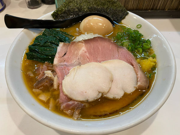 「ワンタン海老そば＋特製トピ」@海老・特濃煮干そば まるはの写真