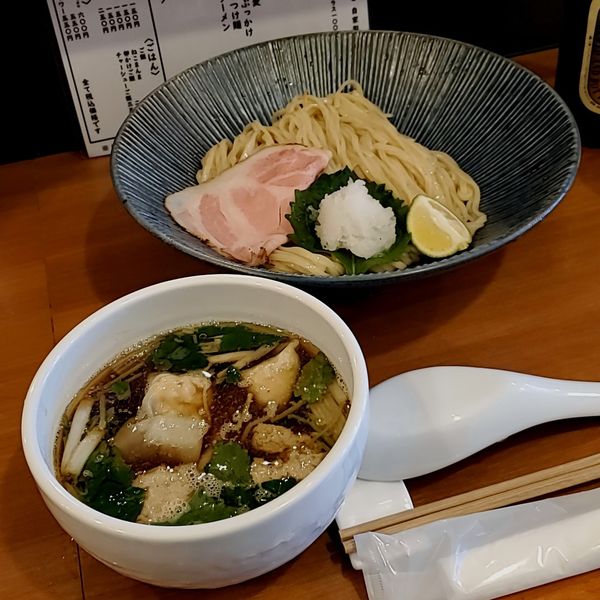 「【期間限定】秋 秋刀魚煮干しつけ麺（醤油）並＋ワンタン」@自家製手もみ麺 鈴ノ木の写真