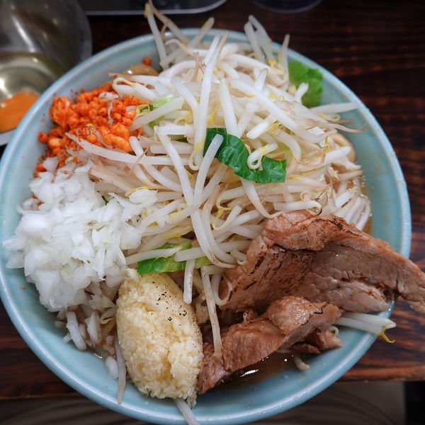 「味噌 900円 + 麺マシ 100円（蒜・玉葱・辛あげ・生卵」@麺でる 川崎店の写真