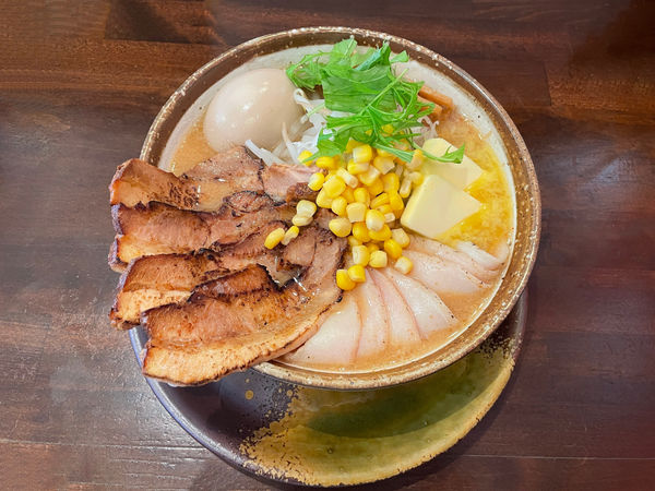 「風虎みそ全部のせ1020円+バター100円」@麺や風虎の写真