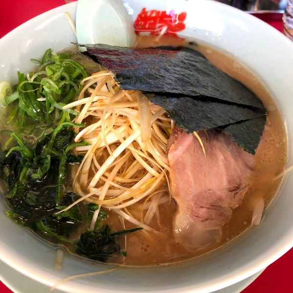 「醤油ラーメン　670円　和えネギ」@ラーメン山岡家 大泉店の写真