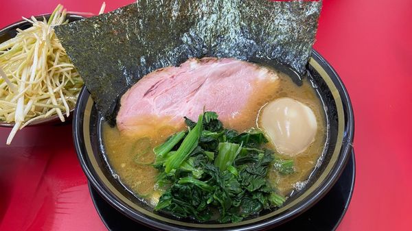 「豚骨醤油＋和風ネギ＋味玉」@家系ラーメン王道 いしい 市原五井店の写真