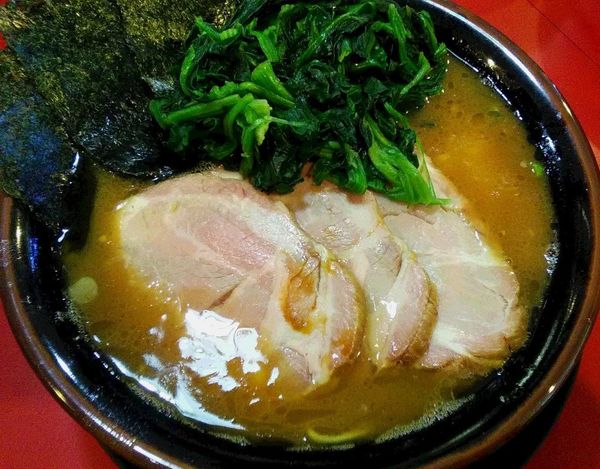 「中盛チャーシュー麺　+　ほうれん草」@家系ラーメン とらきち家の写真
