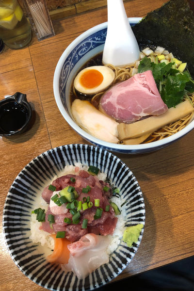「煮干しそば黒醤油 ＋ 海鮮丼」@寿製麺よしかわ 川越店の写真