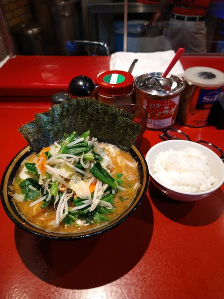 「中盛ラーメン+野菜畑+のり　1020円」@厚木家の写真