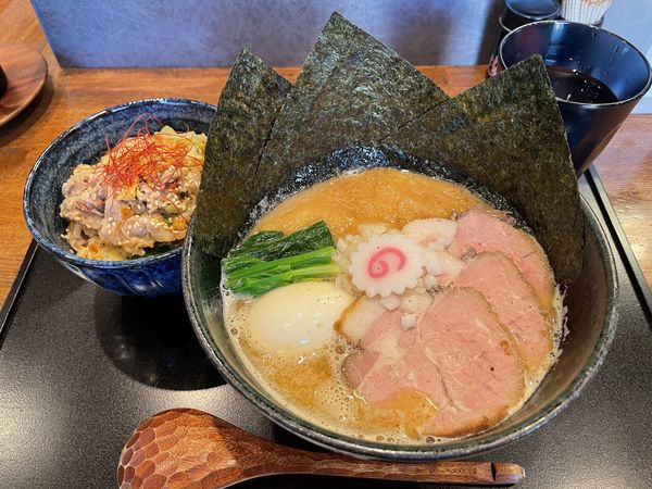 「濃厚特製中華蕎麦 ＋ まかない丼（ネギ塩牛丼）」@中華蕎麦 きつねの写真