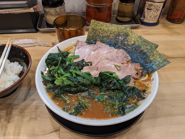 「裏むさ中+もも3枚+ほうれん草」@横浜ラーメン 裏武蔵家 西千葉本店の写真