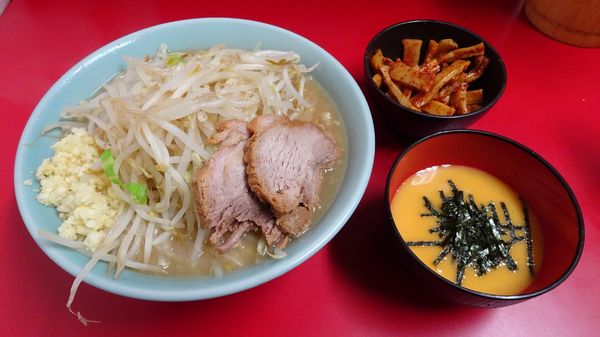 「ラーメン（750円）＋生とじ玉子＋メンマ　野菜ニンニクカラメ」@ラーメン二郎 新宿歌舞伎町店の写真