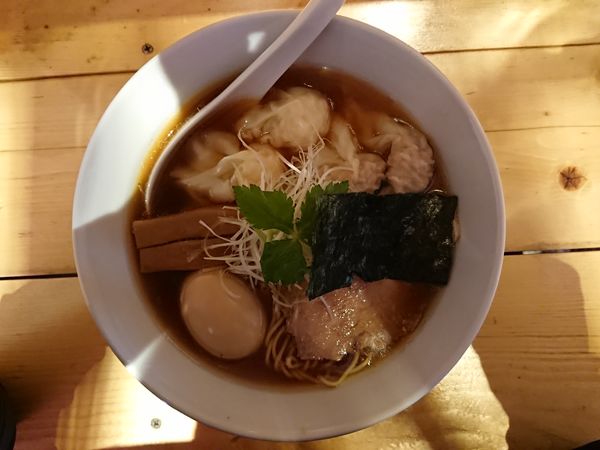 「ミックスワンタン中華そば＋半熟味付け卵」@麺や ほころびの写真