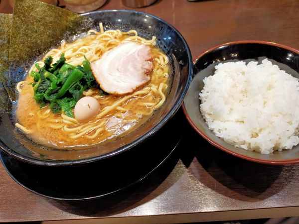 「ラーメン(大) 麺バリカタ 脂多め 小ライス ¥900」@横浜家系ラーメン 太田商店の写真