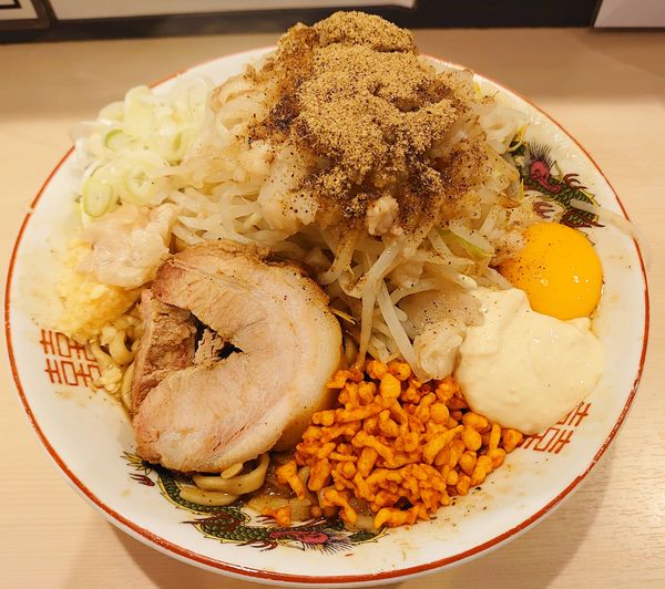 「まぜそば（小）ニンニク＋アブラ＋辛揚げ＋ガリマヨ」@鷹の目 蒲田店の写真