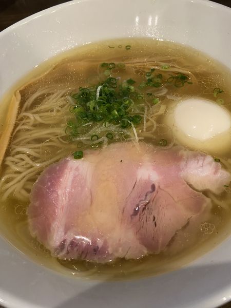 「しお味玉ラーメン(900円)」@町田汁場 しおらーめん進化 町田駅前店の写真