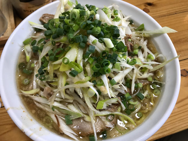 「とんこつﾈｷﾞﾁｬｰｼｭｰ中盛固め1100円」@鎌倉家の写真