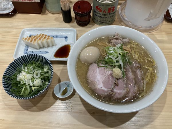 「味噌チャーシューめん＋煮玉子＋ネギ＋かまぼこ＋柚子こしょう」@三ん寅の写真