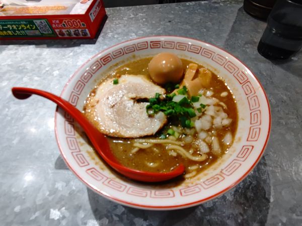 「煮干しそば(並盛・130g)820円＋味玉110円→0円」@らーめんキッチン かえでの写真