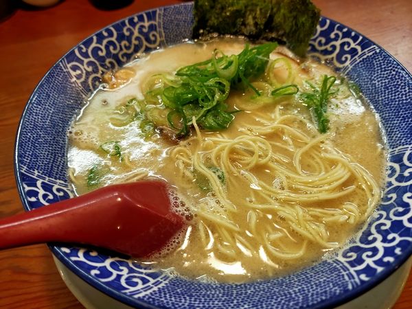 「博多とんこつ バリ(5秒) 味濃い目 脂多め 替玉×2 ¥820」@博多ラーメン鶴亀堂 太田新井町店の写真