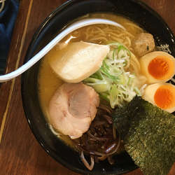 濃厚鶏骨中華そば黒