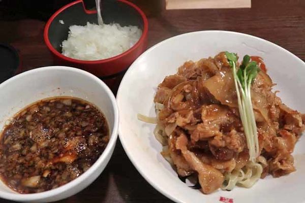 「肉盛りつけ麺並　830円＋無料の肉ちょい増し」@魁 肉盛りつけ麺 六代目けいすけの写真