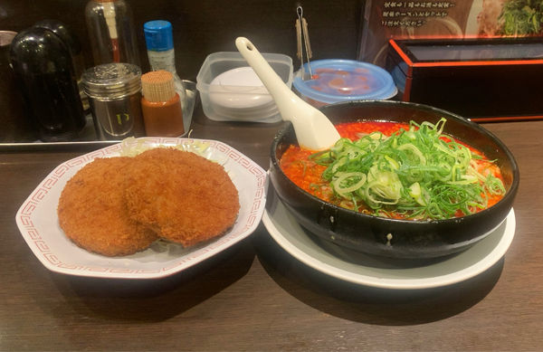 「赤味噌ラーメン ネギ増し ミンチカツ」@来来亭 千葉花見川店の写真