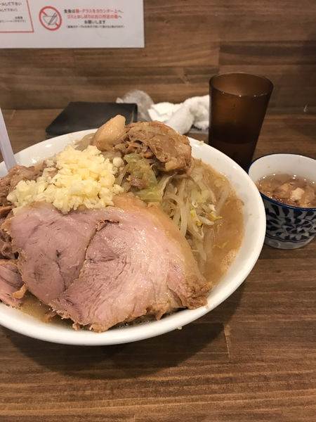 「ラーメン中(ニンニク少なめ、アブラ多め)」@男気らーめん アカギの写真
