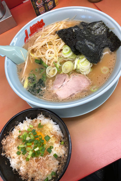 「ネギラーメン + 玉子かけご飯」@ラーメン山岡家 さいたま宮前店の写真