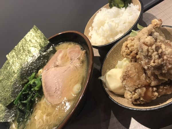 「鶏ガラ豚骨醤油ラーメン」@麺屋 よし○の写真