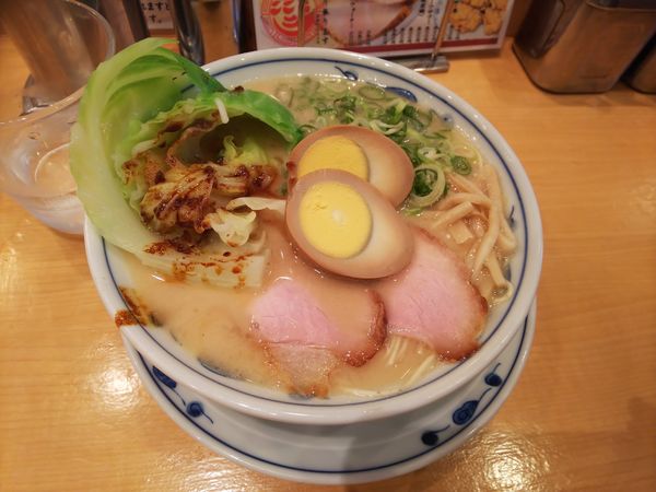 「玉キャベツ塩とんこつラーメン」@らあめん 渋谷三丁目の写真
