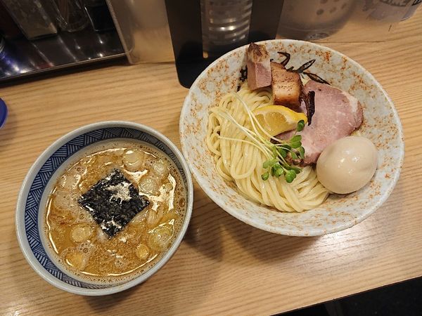 「【ゲリラ限定】『第1発目スープの大笑軒別盛り』＋味玉」@煮干そば 流。の写真