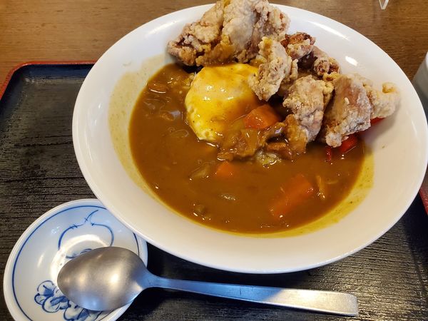 「唐揚げカレーライス(目玉焼きつき)」@松かどの写真