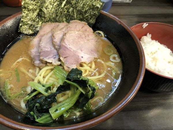 「チャーシュー麺固め多め　中ライス」@横浜家系らーめん 武術家の写真