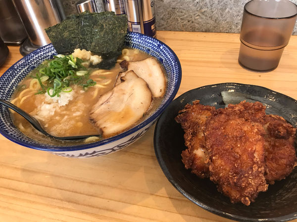 「豚骨醤油RAMEN800円 大盛110円 デカ唐揚げ280円」@RAMEN YAMADAの写真