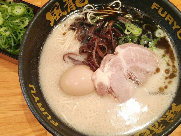 「半熟玉子&ねぎ黒マー油とんこつラーメン」@博多風龍 神田西口店の写真