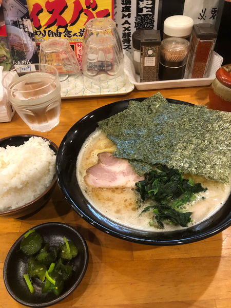 「ラーメン並硬め濃いめ、ライス」@横浜家系ラーメン ぶっちぎり家の写真