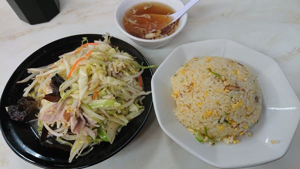 「（ランチ）Ｄセット：チャーハン＆野菜炒め　８００円　※」@鶴の恩がえしの写真