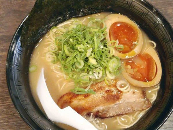 「博多味玉豚骨ラーメン」@麺酒 ライオンが目を開けるまでの写真