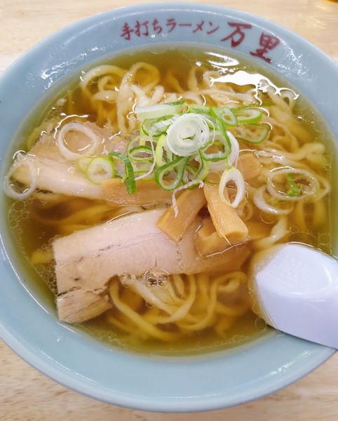「手打ちラーメン 660円 特製ジャンボ餃子3ケ400円」@手打ちラーメン 万里の写真