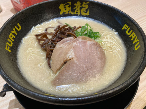 「とんこつラーメン 650円　バリカタ」@とんこつラーメン 博多風龍 川崎銀柳街店の写真