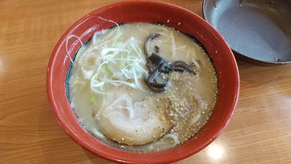 「【魚介香る】とんこつらーめん429円」@くら寿司 東大和店の写真