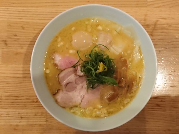 「海老ワンタン煮玉子白湯そば」@地球の中華そばの写真