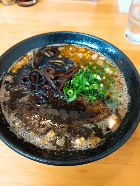 「黒ラーメン マー油入」@麺屋 楓華の写真