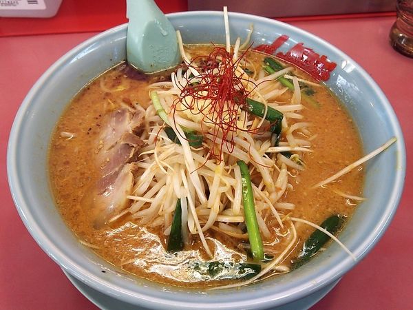 「特製もやし味噌ラーメン中盛」@山岡家 平塚店の写真