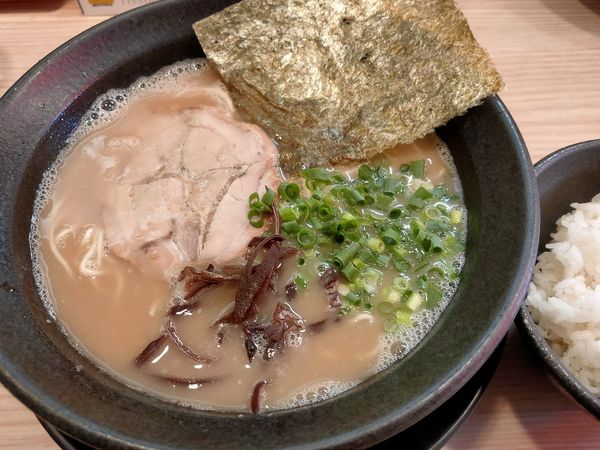「ラーメン 680円 ライス，替玉無料」@九州とんこつらーめん ひらさわの写真