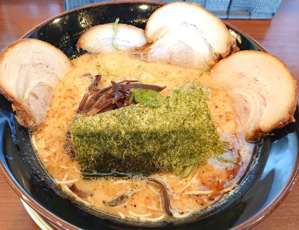 「チャーシューメン(醤油)850 麺バリカタ 味脂ふつう」@四十四代目 哲麺 幸手店の写真