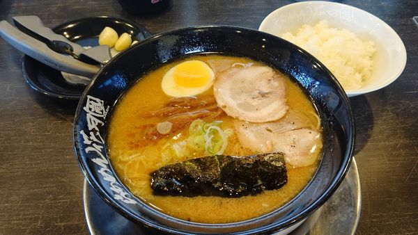 「嵐げんこつらぁめん(味噌)＋クーポンライス」@らあめん花月 嵐 千ヶ瀬店の写真