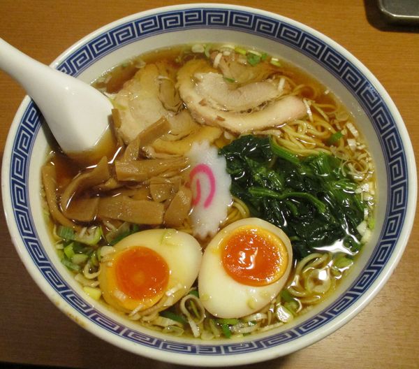 「醤油らーめん味玉入り 720円」@えびす飯店の写真