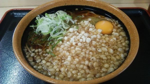 「たぬきそば 410円＋生卵 70円」@そば処 めとろ庵 後楽園店の写真
